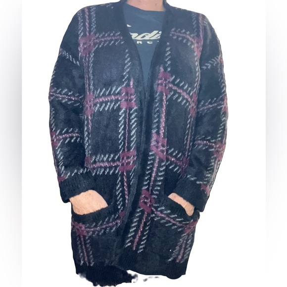 Cozy eyelash knit cardigan with front pockets. Slightly oversized. - Picture 2 of 7